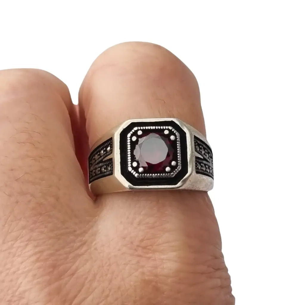 Anillo vintage de plata 925 con granate y grabado geométrico estilo masculino