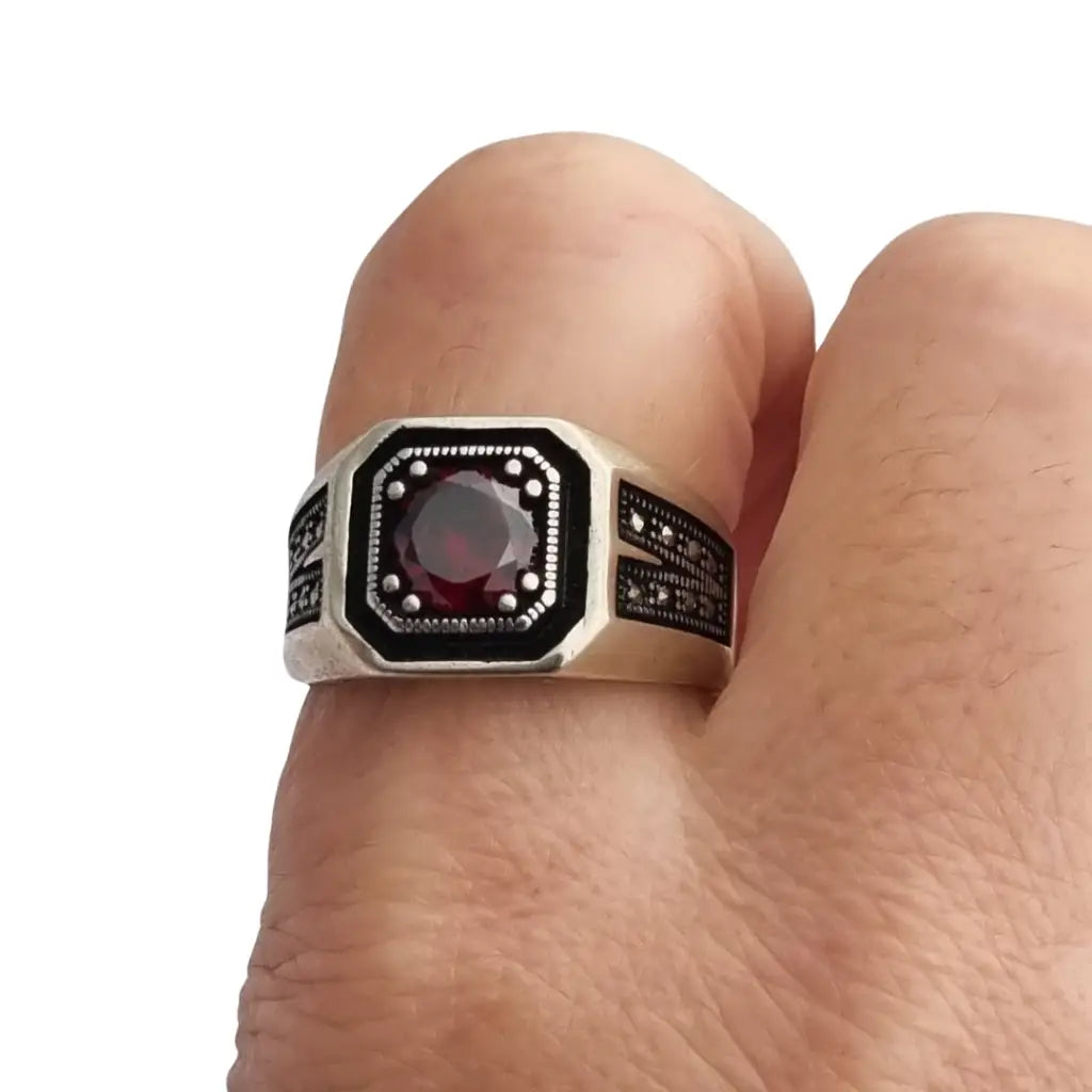 Anillo vintage de plata 925 con granate y grabado geométrico estilo masculino