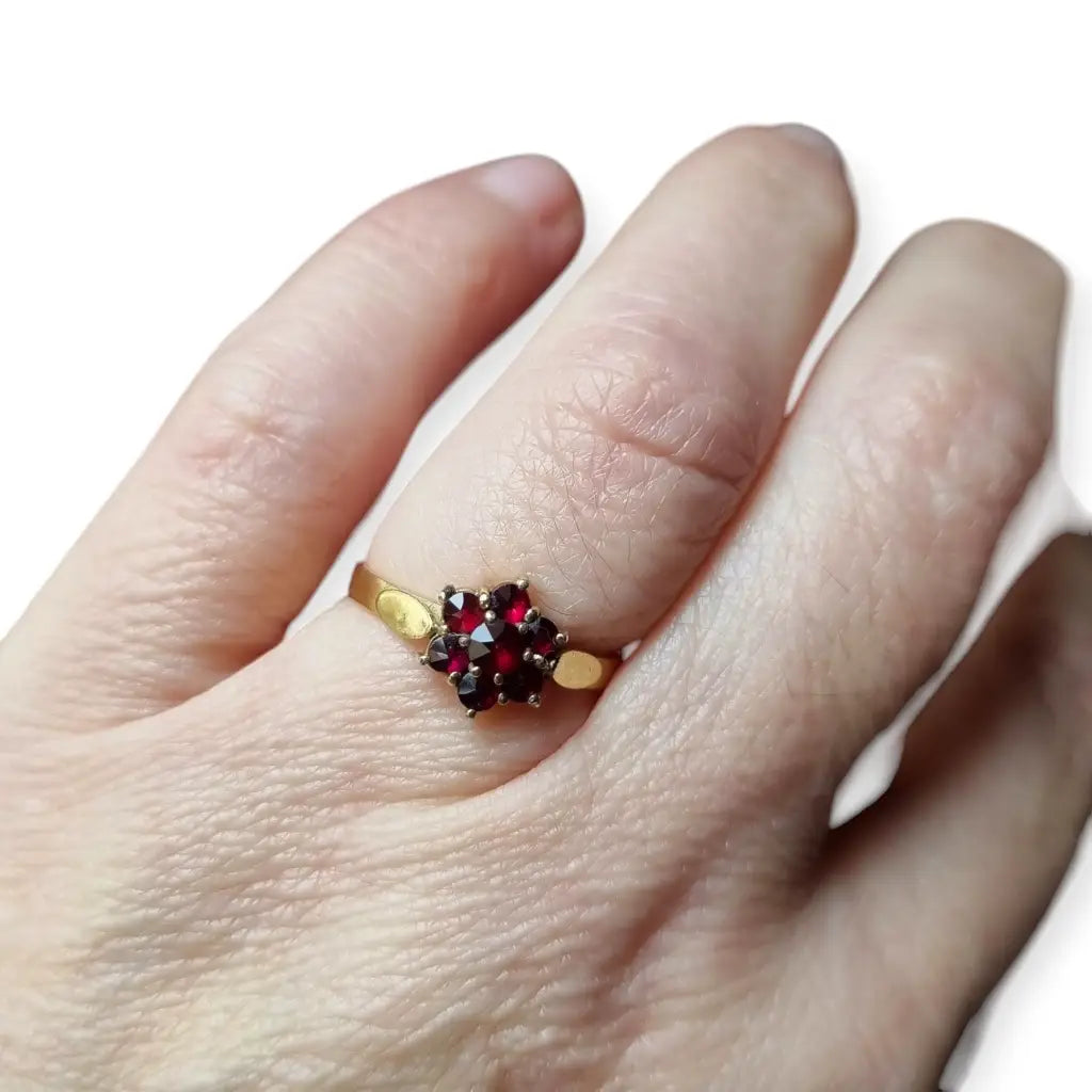 Anillo vintage en plata bañada oro con granates diseño rosetón años 60.