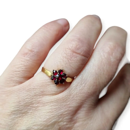 Anillo vintage en plata bañada oro con granates diseño rosetón años 60.