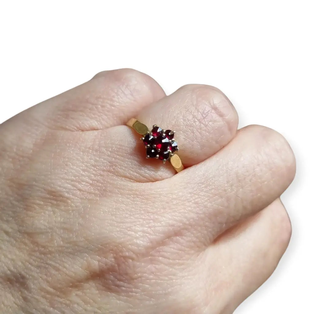 Anillo vintage en plata bañada oro con granates diseño rosetón años 60.