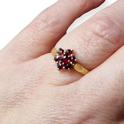 Anillo vintage en plata bañada oro con granates diseño rosetón años 60.