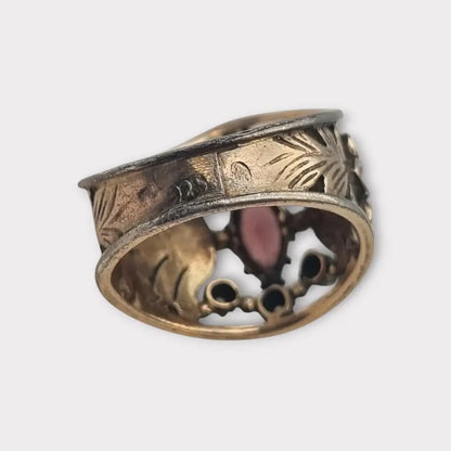 Anillo vintage en plata bañada oro con piedra lila estilo victoriano circa