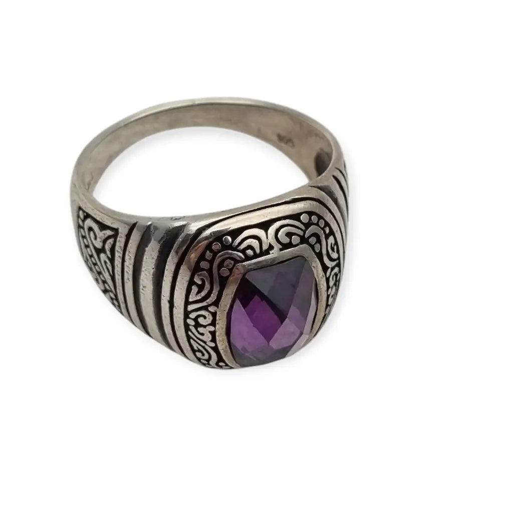 Anillo vintage de plata con piedra púrpura diseño grabado y estilo boho años