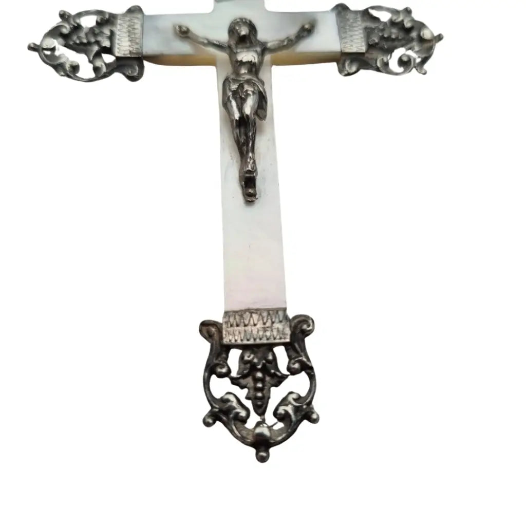 Antigua cruz de nácar y plata con detalles ornamentales pieza devocional 1900.