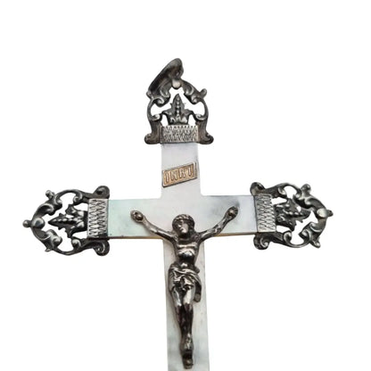 Antigua cruz de nácar y plata con detalles ornamentales pieza devocional 1900.