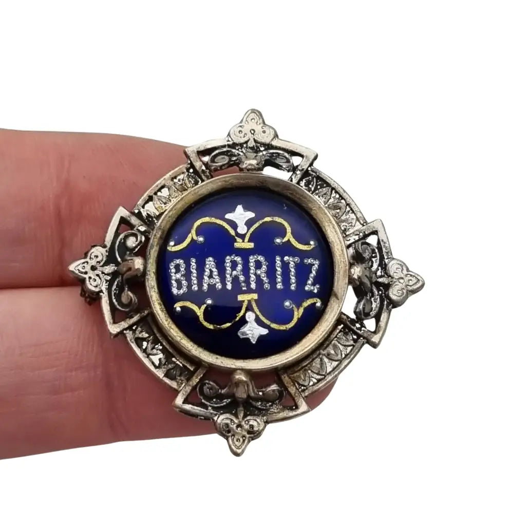 Antiguo broche Belle Époque de souvenir Biarritz esmalte azul circa 1900.