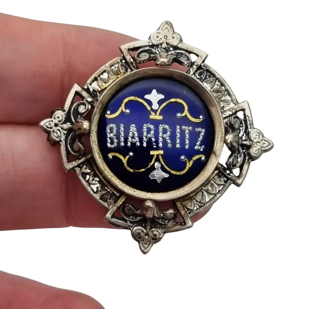 Antiguo broche Belle Époque de souvenir Biarritz esmalte azul circa 1900.