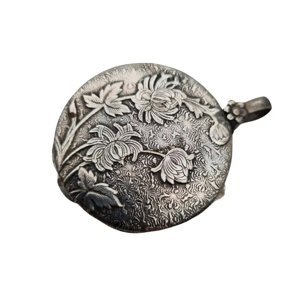 Antiguo colgante Art Nouveau con espejo oculto mujer floral y crisantemos circa