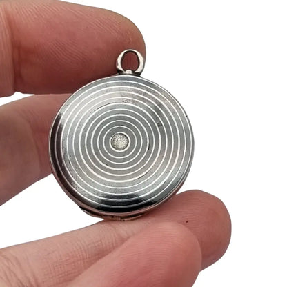 Antiguo Guardapelo redondo nielado en plata con grabado geométrico 1910–1920