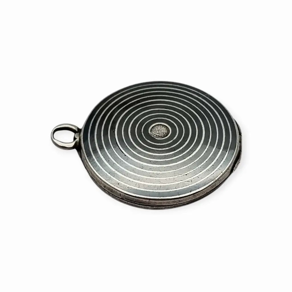 Antiguo Guardapelo redondo nielado en plata con grabado geométrico 1910–1920