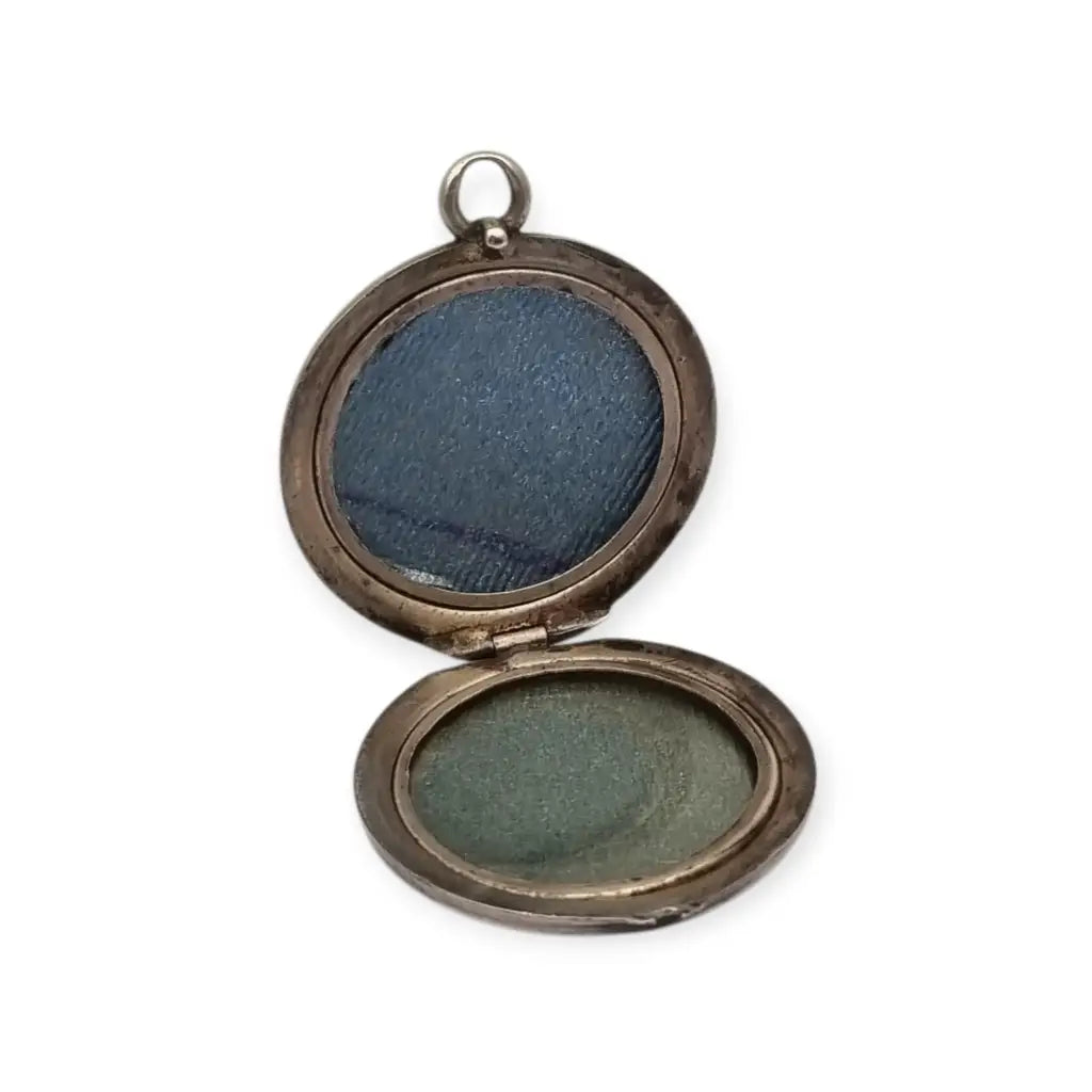 Antiguo Guardapelo redondo nielado en plata con grabado geométrico 1910–1920