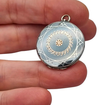 Antiguo Guardapelo redondo nielado en plata con grabado geométrico 1910–1920