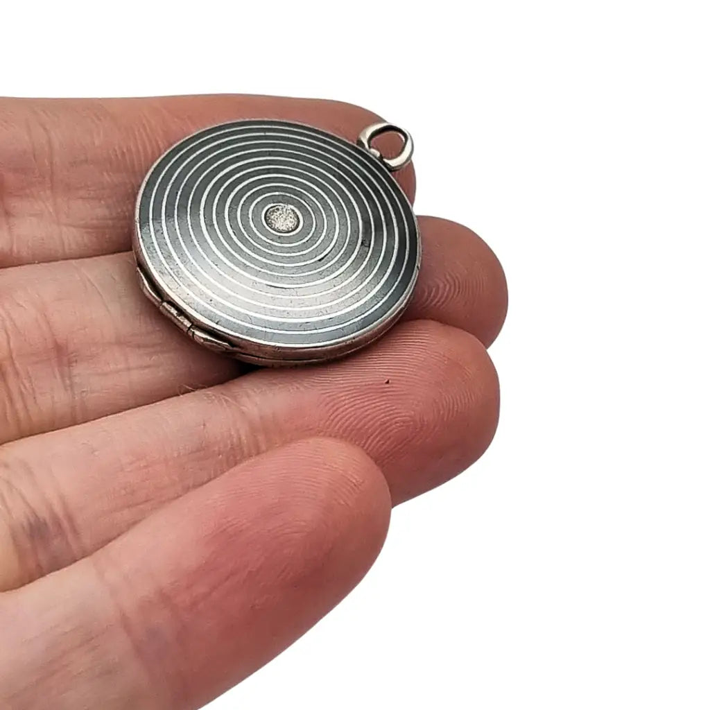 Antiguo Guardapelo redondo nielado en plata con grabado geométrico 1910–1920