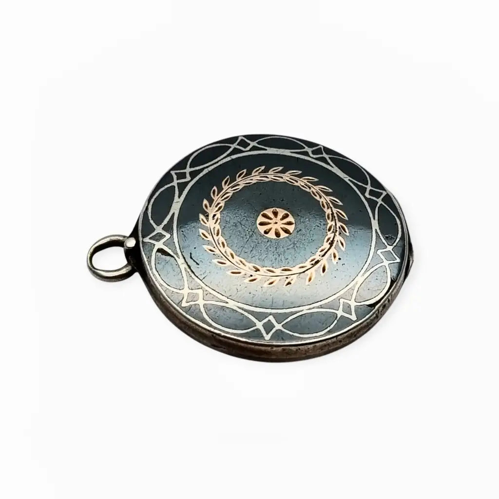 Antiguo Guardapelo redondo nielado en plata con grabado geométrico 1910–1920