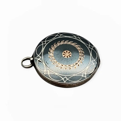 Antiguo Guardapelo redondo nielado en plata con grabado geométrico 1910–1920