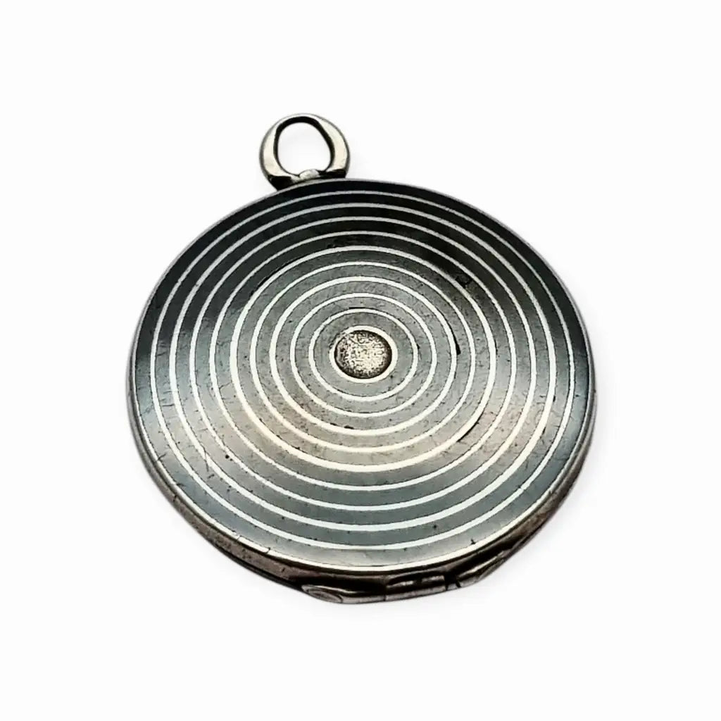 Antiguo Guardapelo redondo nielado en plata con grabado geométrico 1910–1920