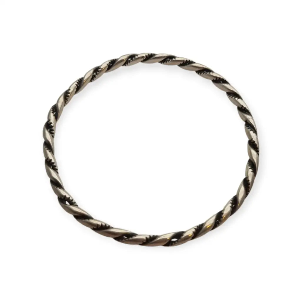 Brazalete étnico boho vintage rígido en plata maciza con diseño trenzado.