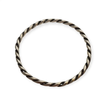 Brazalete étnico boho vintage rígido en plata maciza con diseño trenzado.