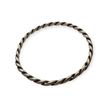 Brazalete étnico boho vintage rígido en plata maciza con diseño trenzado.