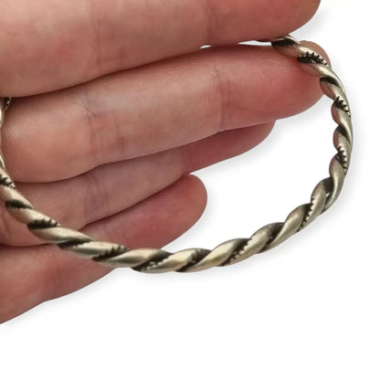 Brazalete étnico boho vintage rígido en plata maciza con diseño trenzado.