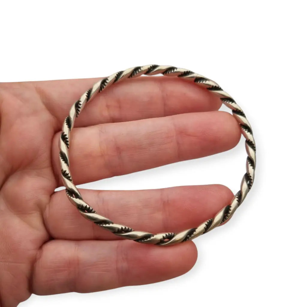 Brazalete étnico boho vintage rígido en plata maciza con diseño trenzado.