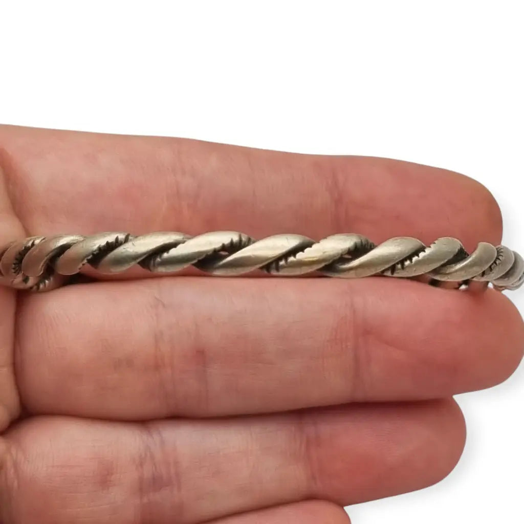 Brazalete étnico boho vintage rígido en plata maciza con diseño trenzado.