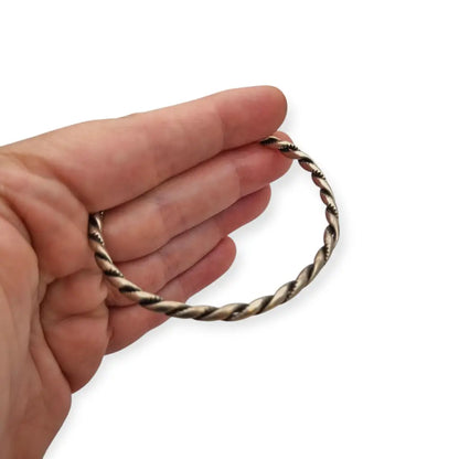 Brazalete étnico boho vintage rígido en plata maciza con diseño trenzado.