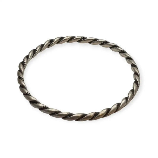 Brazalete étnico boho vintage rígido en plata maciza con diseño trenzado.