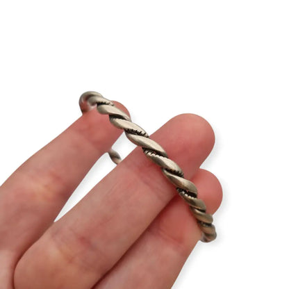 Brazalete étnico boho vintage rígido en plata maciza con diseño trenzado.