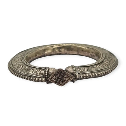 Brazalete tribal antigua bañada en plata grabado tradicional joyería étnica
