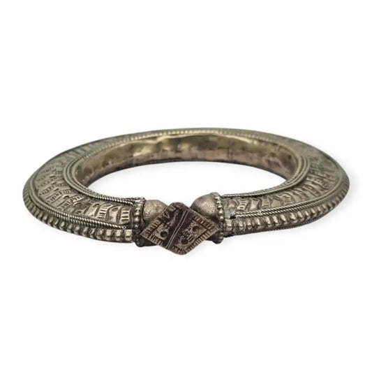 Brazalete tribal antigua bañada en plata grabado tradicional joyería étnica