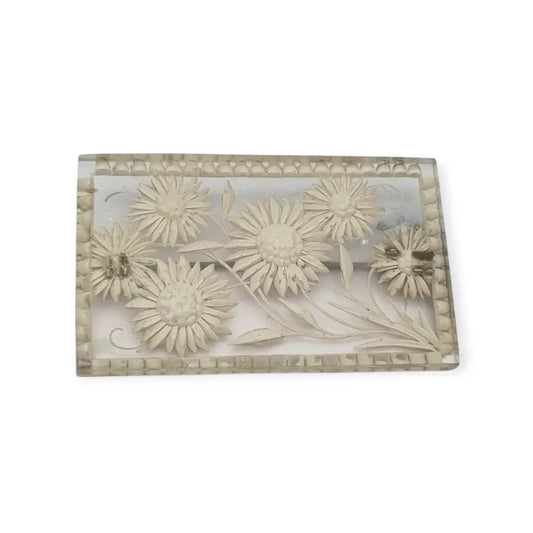 Broche antiguo años 40 50 en lucite transparente con flores talladas