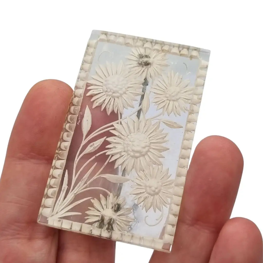 Broche antiguo años 40-50 en lucite transparente con flores talladas