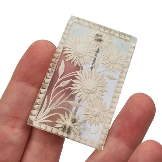 Broche antiguo años 40 50 en lucite transparente con flores talladas