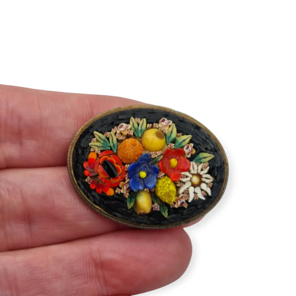 Broche antiguo ovalado con micro mosaico floral joyería italiana años 40.