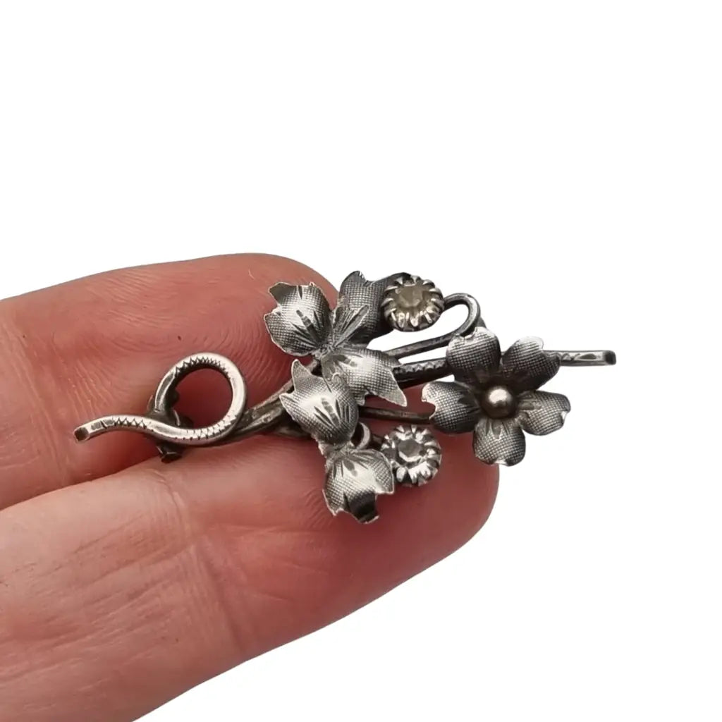 Broche antiguo de plata con motivos florales elaborado gran detalle