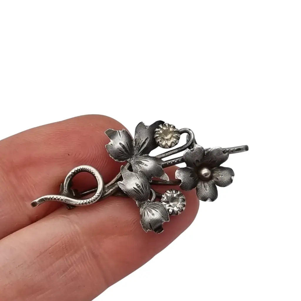 Broche antiguo de plata con motivos florales elaborado gran detalle