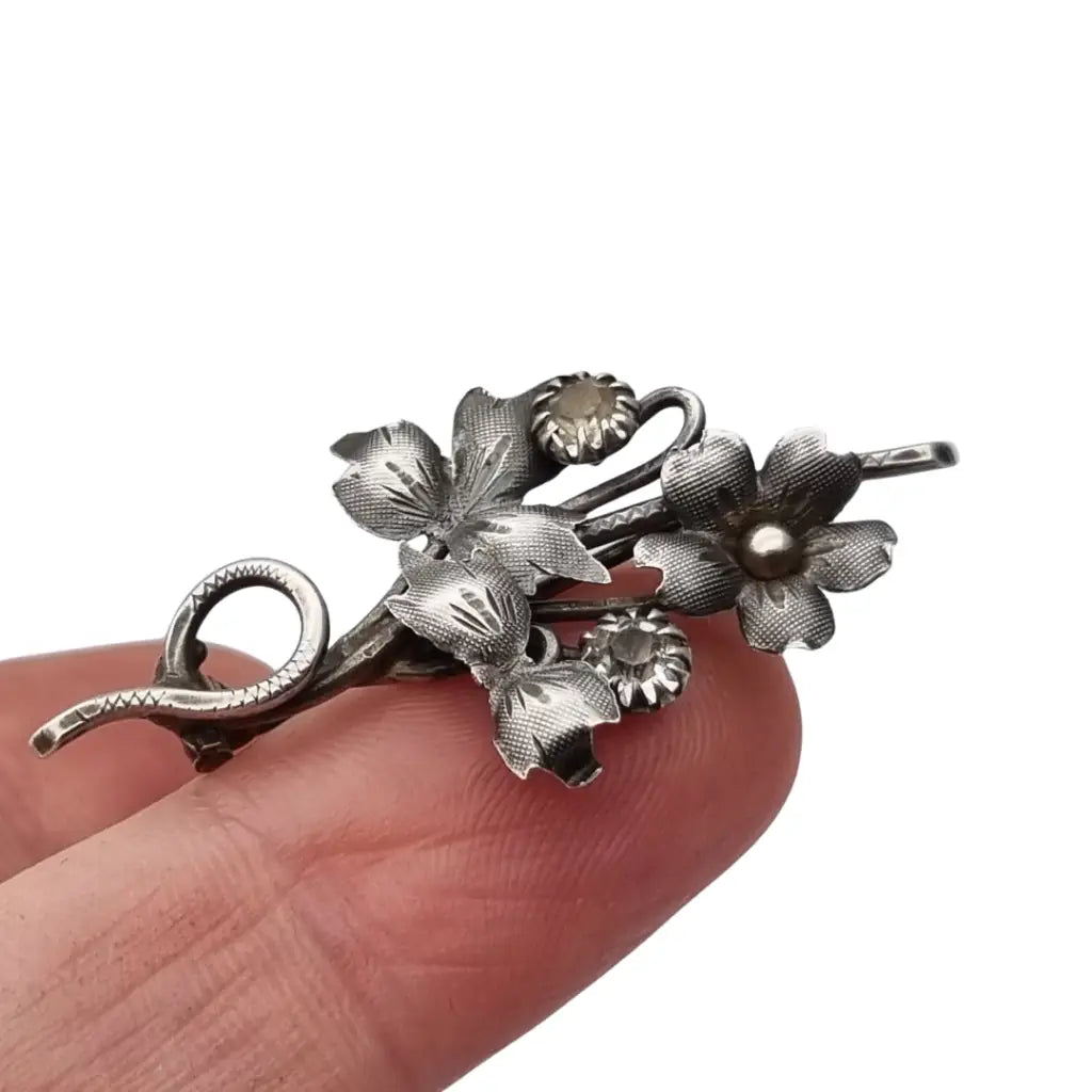 Broche antiguo de plata con motivos florales elaborado gran detalle