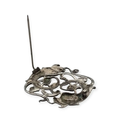 Broche antiguo del signo Piscis en plata de ley circa 1950. Joya simbólica