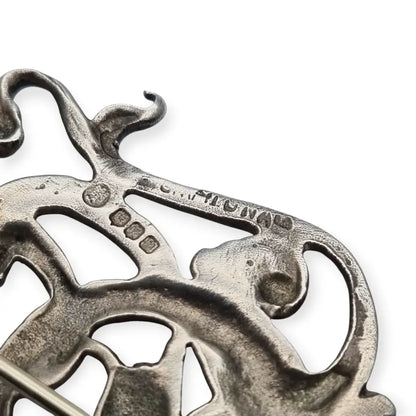 Broche antiguo del signo Piscis en plata de ley circa 1950. Joya simbólica