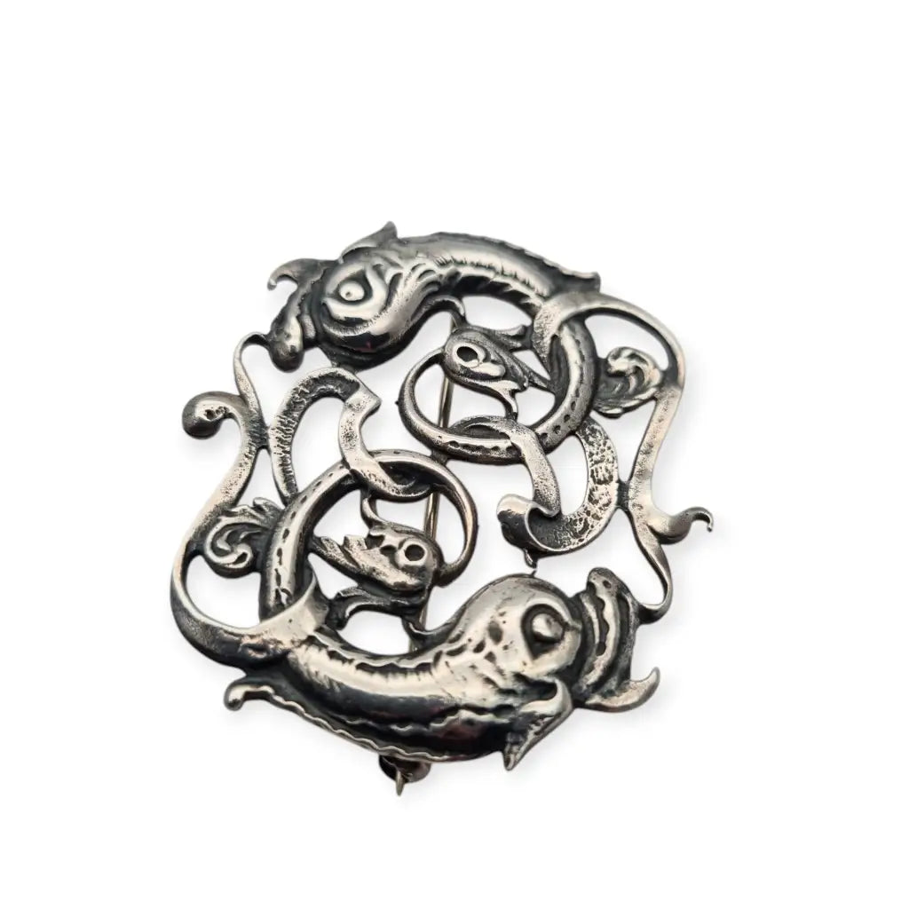 Broche antiguo del signo Piscis en plata de ley circa 1950. Joya simbólica
