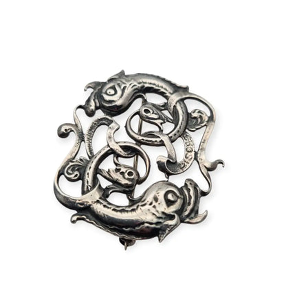 Broche antiguo del signo Piscis en plata de ley circa 1950. Joya simbólica