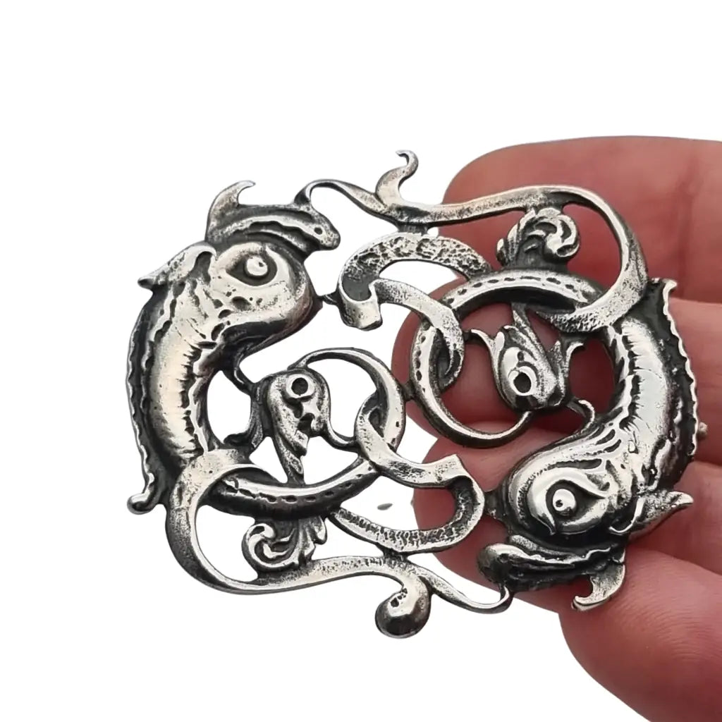Broche antiguo del signo Piscis en plata de ley circa 1950. Joya simbólica