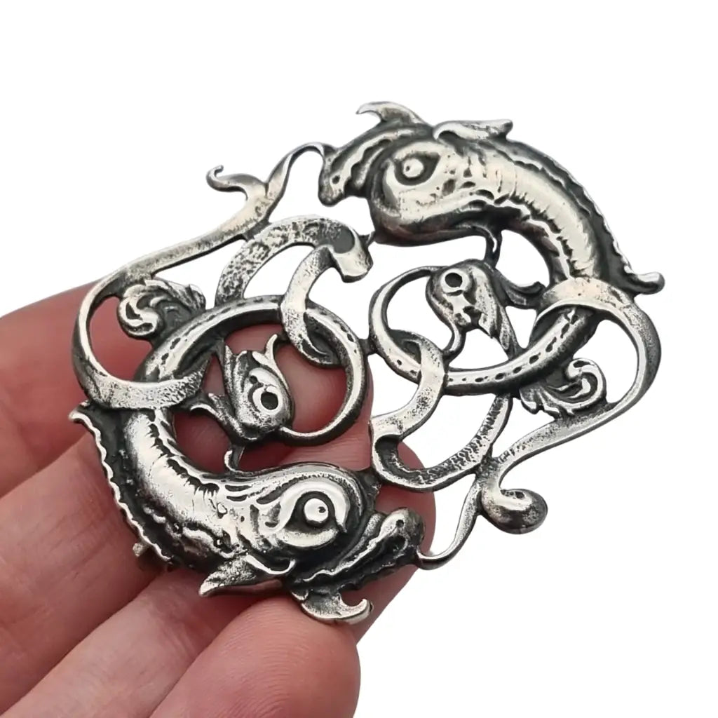Broche antiguo del signo Piscis en plata de ley circa 1950. Joya simbólica