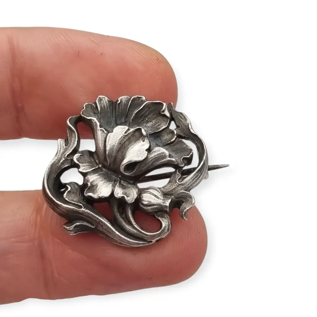 Broche Art Nouveau alemán en plata 900 GES GESCHÜTZT flor de iris relieve