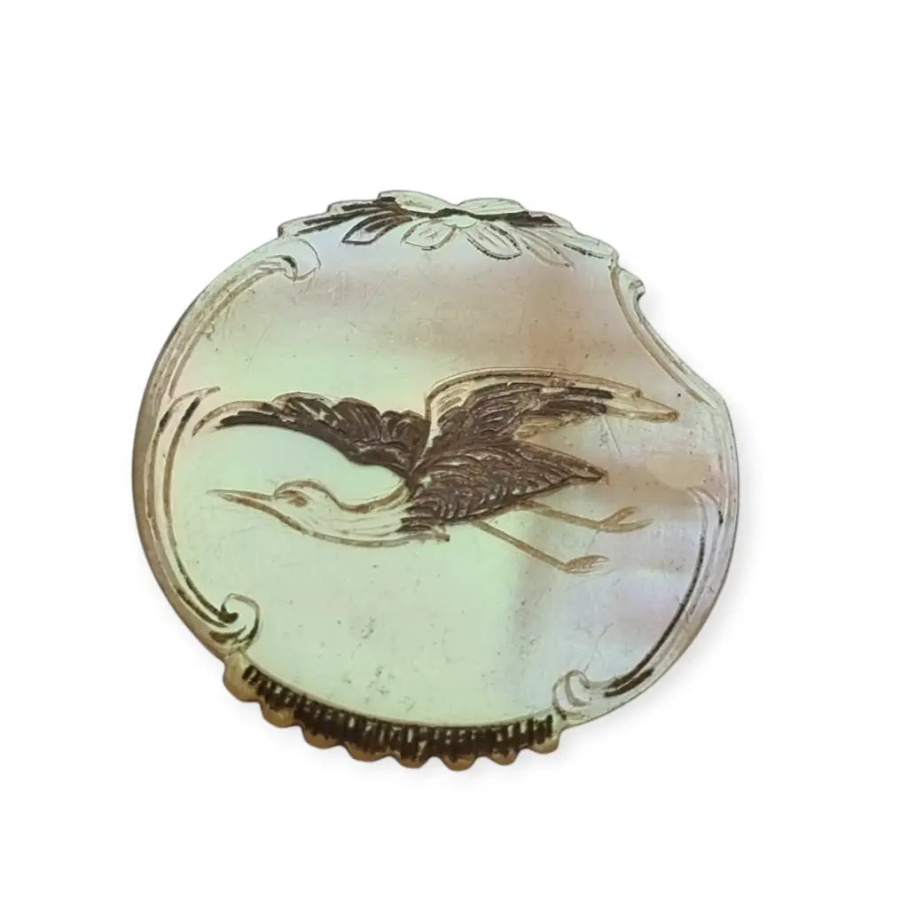 Broche Art Nouveau antiguo en nácar tallado de garza vuelo circa 1900.