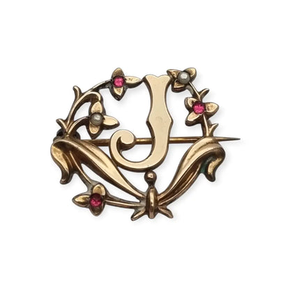 Broche Art Nouveau con letra J oro laminado flores perlas y gemas rosas circa