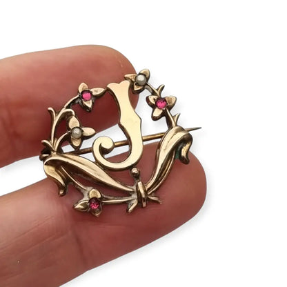 Broche Art Nouveau con letra J oro laminado flores perlas y gemas rosas circa