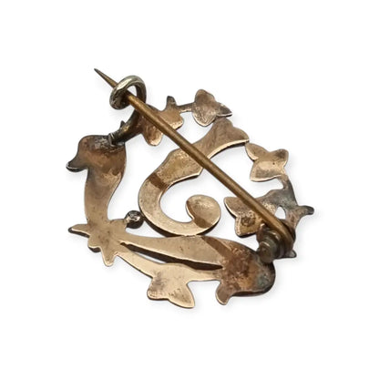Broche Art Nouveau con letra J oro laminado flores perlas y gemas rosas circa